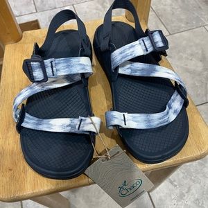 Chaco Sandals Size 7
New
Chacos Sandals
Tye-dye straps